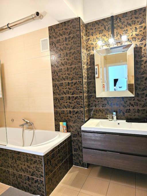 Luxury Flat In Downtown With Free Parking Apartment